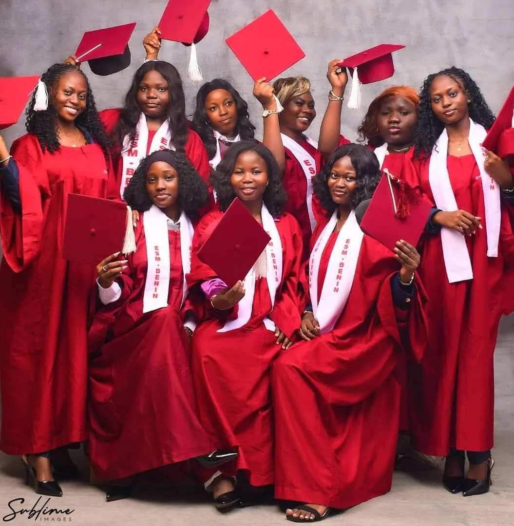 Promotion de diplômées d’ESM-Bénin en tenue rouge